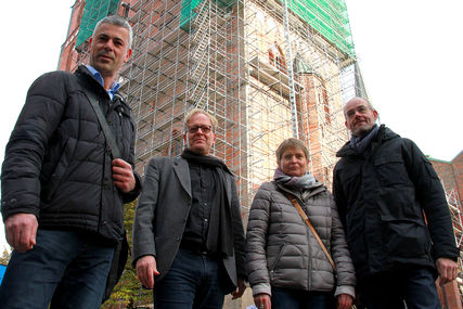 Die Verantwortlichen der Sanierung von St. Marien stehen nebeneinander vor der Marienkirche.  - Copyright: Friederike Grabitz