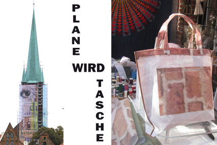 Auf der linken Hälfte des Bildes ist der Turm von St. Petri mit der Bauplane zu sehen, auf welcher u.a. ein großes Auge abgebildet ist. Auf der rechten Hälfte sieht man eine selbstgemachte Einkaufstasche auf welcher Ziegelsteine zu sehen sind. - Copyright: Ev.-Luth. Kirchenkreis Lübeck-Lauenburg